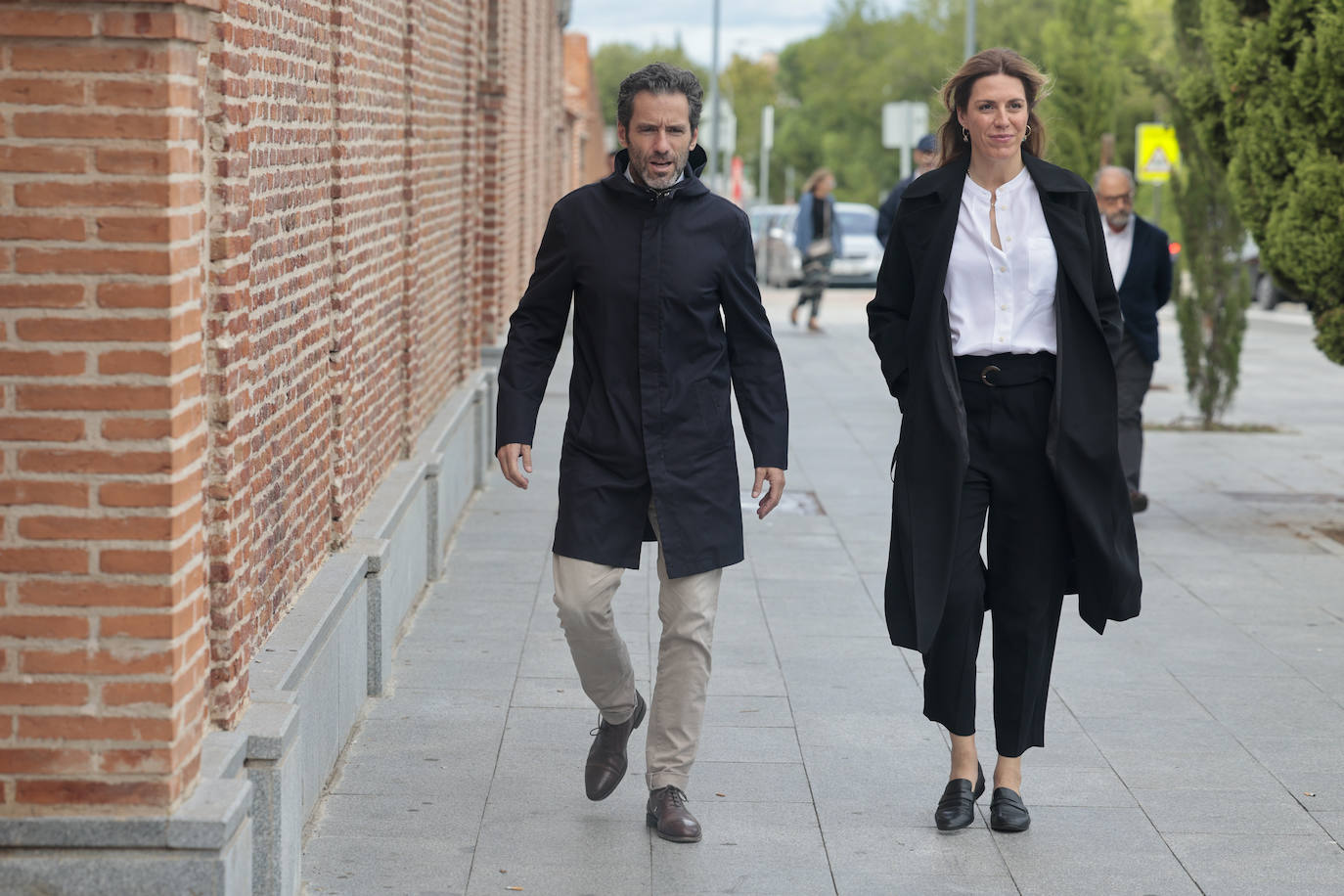 El político del PP Borja Sémper y la alcaldesa de Pozuelo, Paloma Tejero, llegan a la capilla ardiente del periodista