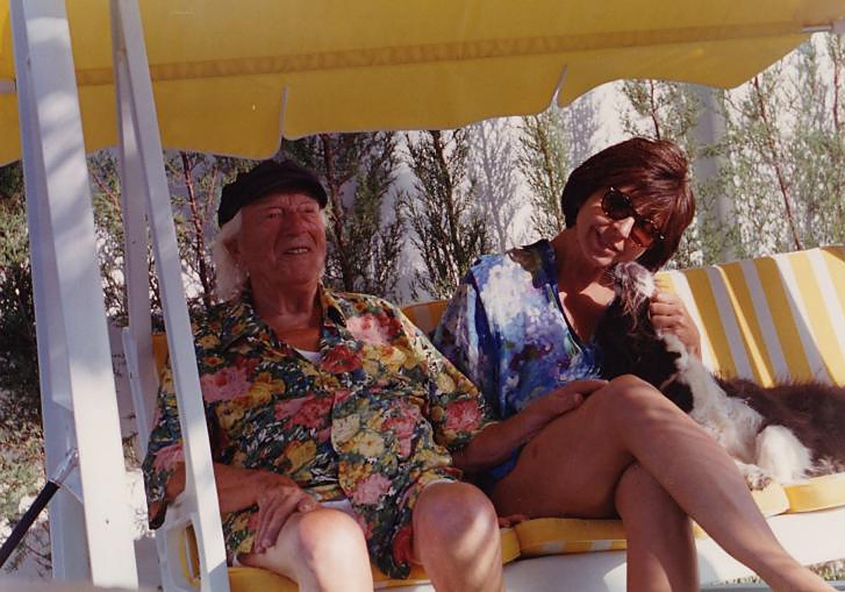 Alberti y María Asunción Mateo en el jardín de su casa