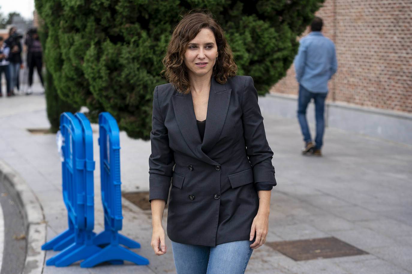 La presidenta de la Comunidad de Madrid, Isabel Díaz Ayuso, en el tanatorio de Pozuelo. La líder popular fue la maestra de ceremonias de la presentación del libro de Pepe Domingo Castaño.