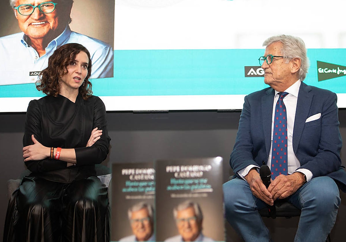 Pepe Domingo Castaño, junto a Isabel Díaz Ayuso, en la presentación de su libro 'Hasta que se me acaben las palabras'