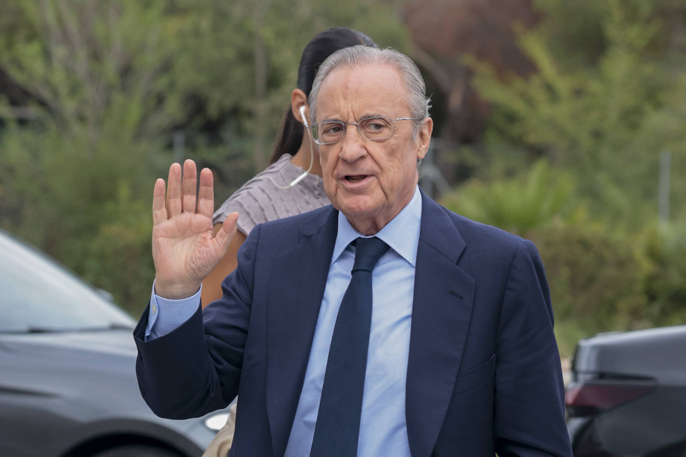 Florentino Pérez, presidente del Real Madrid, se acercó al tanatorio de Pozuelo para dar el pésame a la familia de Pepe Domingo Castaño en su nombre y en el de la institución que representa.