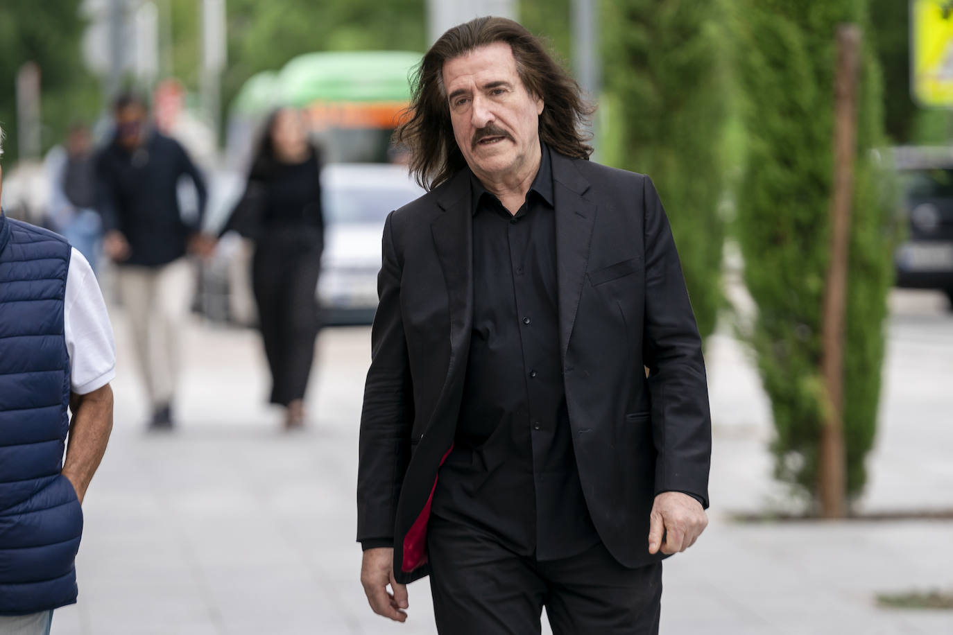 El compositor y director de orquesta Luis Cobos, a su llegada al tanatorio de Pozuelo.