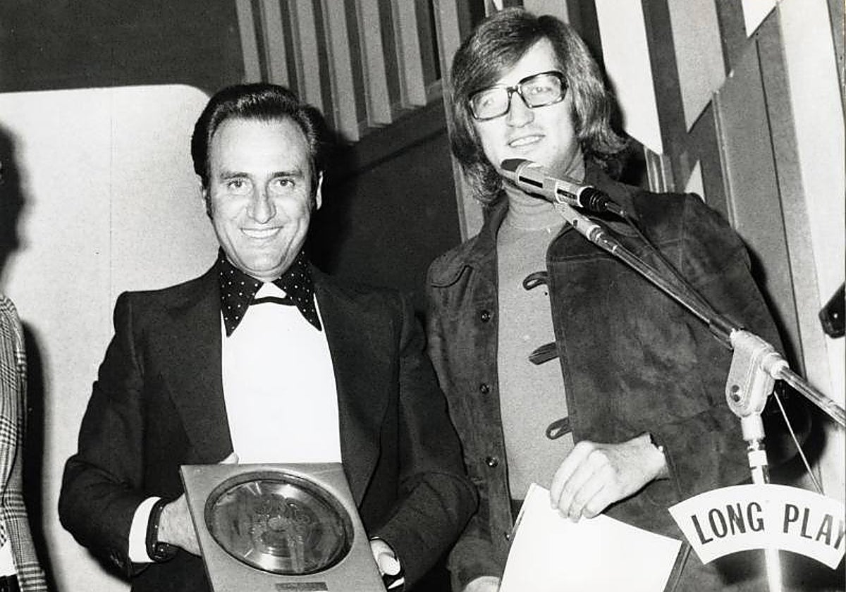Manolo Escobar junto a Pepe Domingo Castaño, al recoger su 'Long Play de Oro' por su canción 'Y viva España'