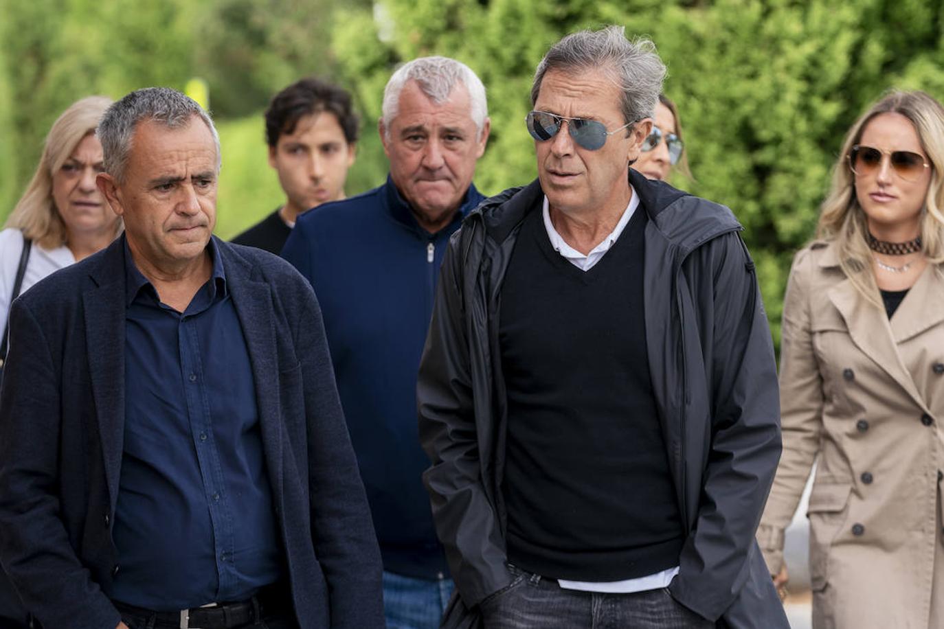 El periodista Paco González y el exfutbolista Poli Rincón, a su llegada al tanatorio