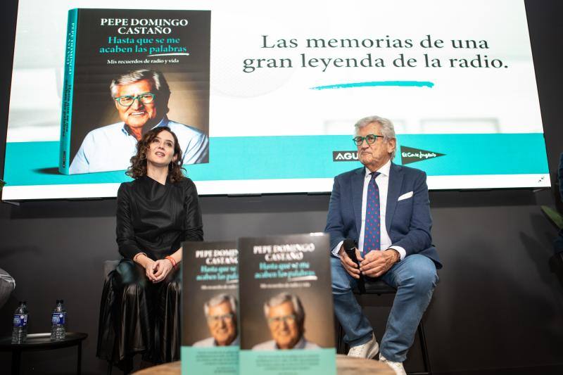 El locutor de radio en la presentación de su libro junto a Isabel Díaz Ayuso