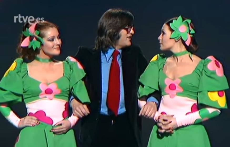 Pepe Domingo canta 'Neniña' (viste pantalón vaquero y la camisa de cuadros)