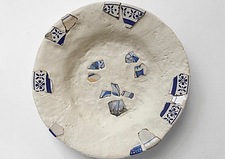 Imagen secundaria 1 - Sobre estas líneas, plato de María Tinaut en Rosa Santos. A su lado, 'Faisana', de Belén Rodríguez en Juan Silió. Arriba, una de las pinturas de Lola Bosshard (José de la Mano)