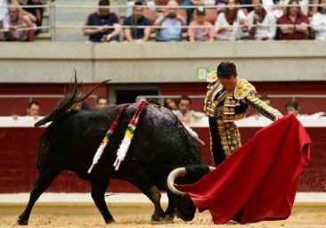 Diego Urdiales y Ginés Marín, a hombros, le aguan la fiesta a El Juli