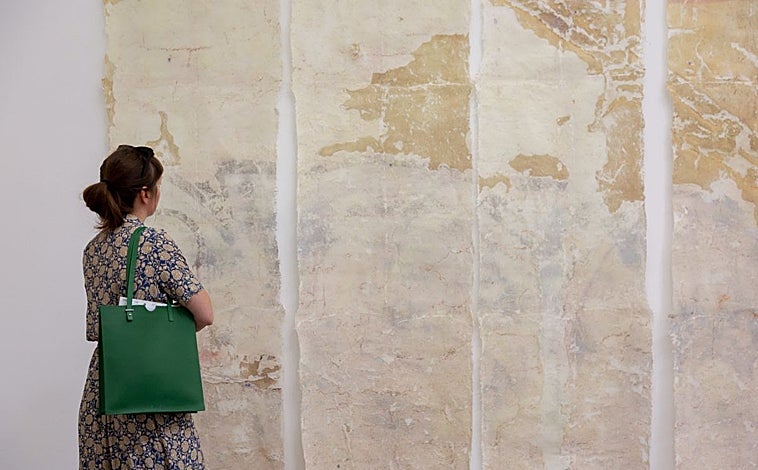 Imagen principal - Arriba, una mujer contempla las obras de Patricia Dauder en ProjesteSD. Sobre estas líneas, obra de Joan Fontcuberta generada con IA en Àngels Barcelona y joyas funerarias de talco de Teresa Estapé en Chiquita Room