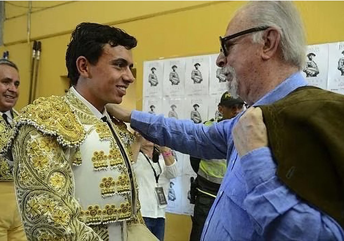 Fernando Botero desea suerte a Juan de Castilla antes de comenzar un festejo en 2016