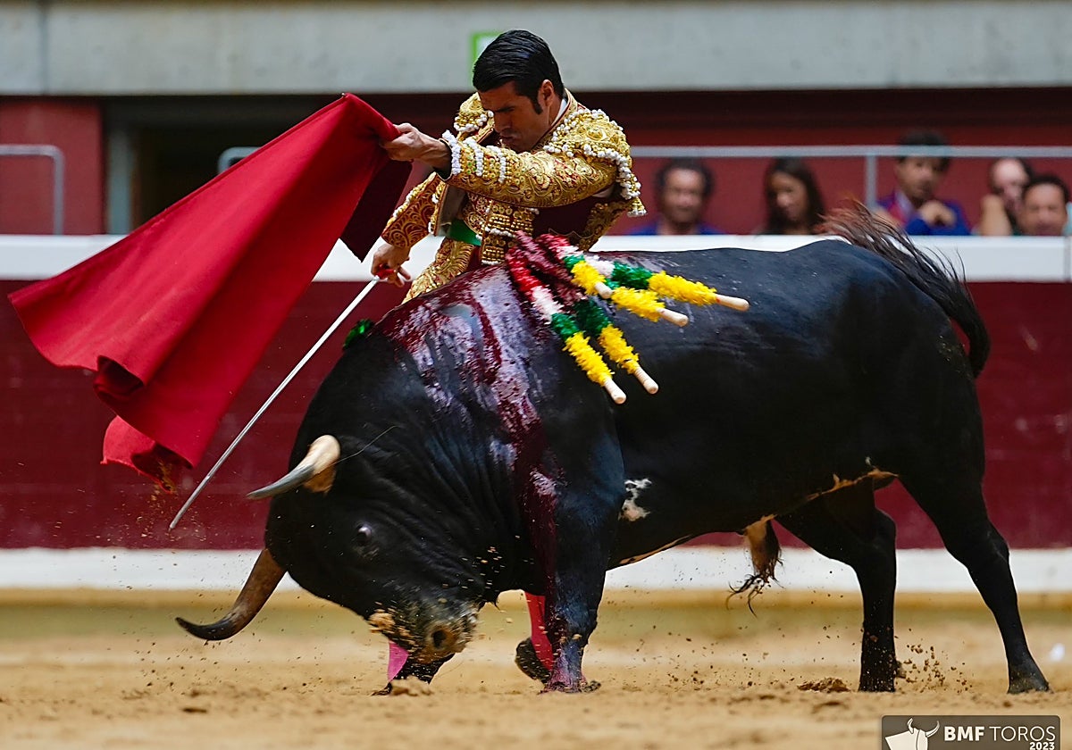 Gran pase de pecho de Emilio de Justo al primero de la tarde
