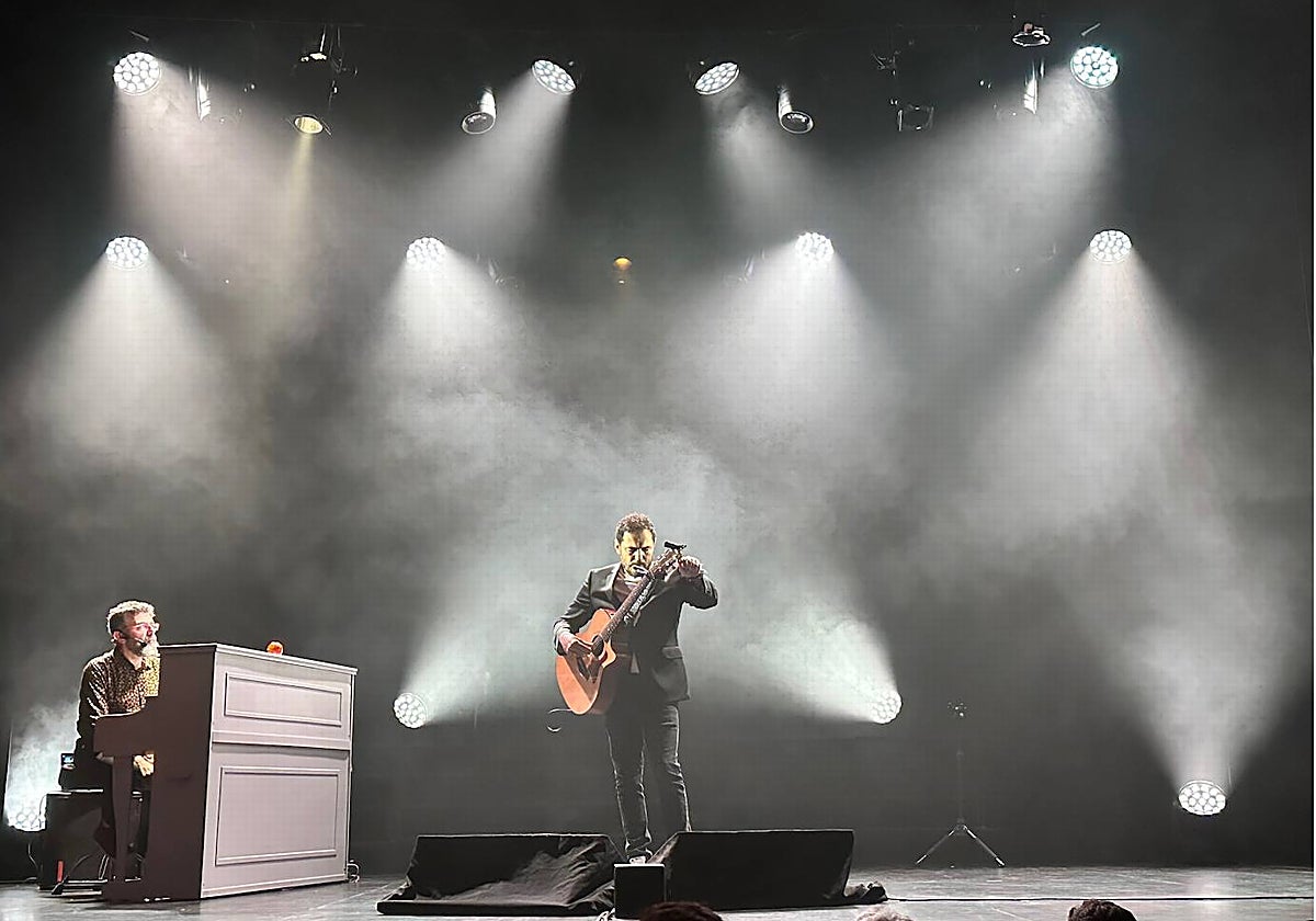 Ismael Serrano, junto a Jacob Sureda (izquierda) en el primer concierto de presentación del disco «La canción de nuestra vida»