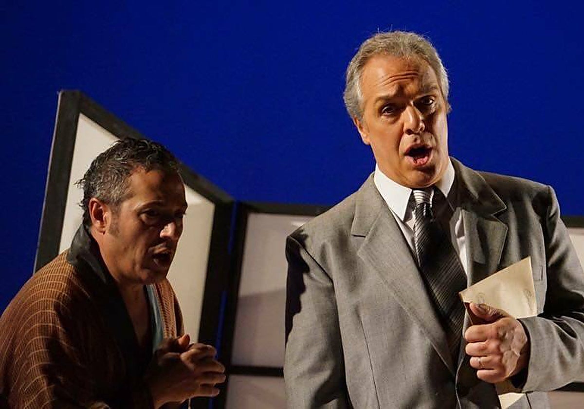 Meerapfel, en el centro de la imagen, durante una actuación