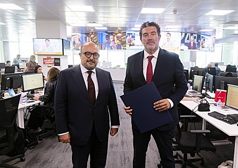 Imagen secundaria 1 - El ministro Gennaro Sangiuliani es un viejo lector de ABC y quiso visitar la redacción aprovechando su viaje a España para la cumbre de ministros de la UE. Arriba, a su llegada, tras abrir un ejemplar. En las otras, junto al director de ABC, Julián Quirós, en la redacción y durante un momento de la entrevista.