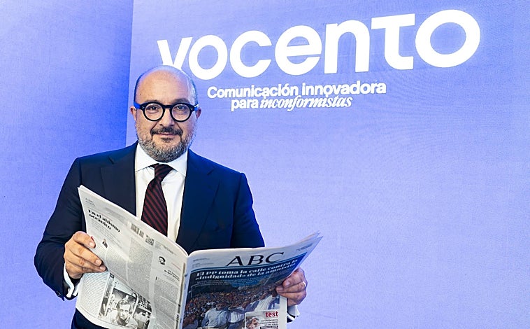 Imagen principal - El ministro Gennaro Sangiuliani es un viejo lector de ABC y quiso visitar la redacción aprovechando su viaje a España para la cumbre de ministros de la UE. Arriba, a su llegada, tras abrir un ejemplar. En las otras, junto al director de ABC, Julián Quirós, en la redacción y durante un momento de la entrevista.