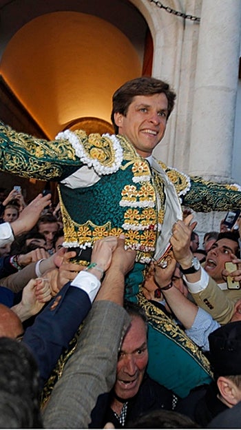 El Juli sale por la Puerta del Príncipe en 2018, tras indultar a Orgullito, de Garcigrande