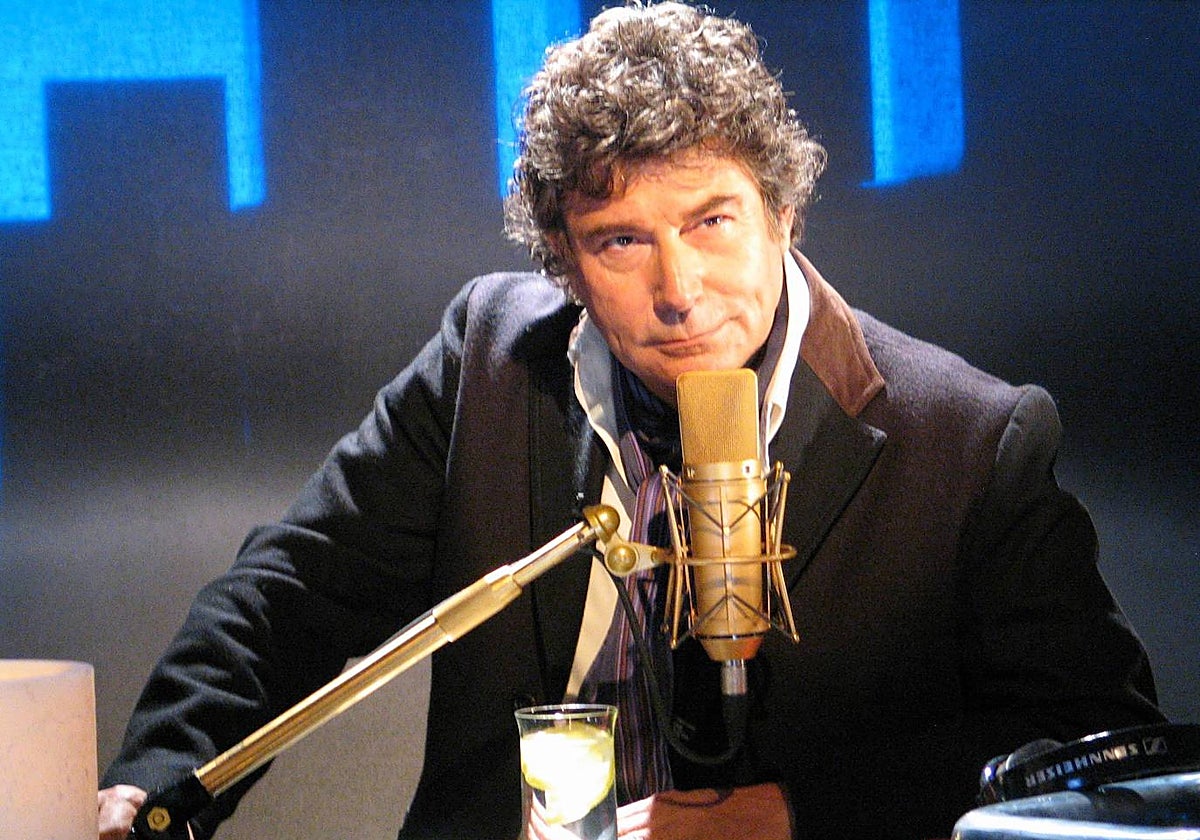 Jesús Quintero presentando su programa de televisión