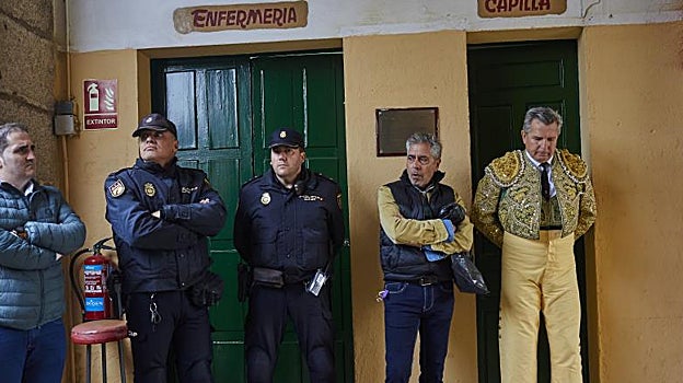 El chófer, al que todos concocen como El Bomba, junto al picador Salvador Núñez en la puerta de la enfermería esperando noticias del Pilo