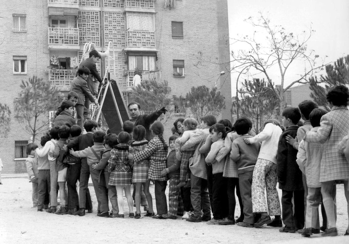 Una cola infinita de chicos impacientes por subir al tobogán