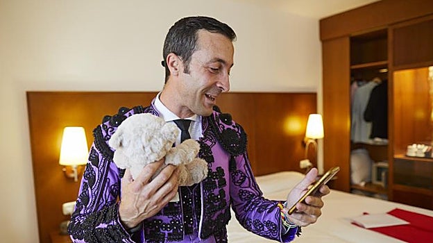 José Nuñez Pilo, cinco años a las órdenes de Julián, sostiene el peluche de su hija mientras hace una videollamada a la niña antes de abandonar el hotel, donde no volverá al sufrir una cornada