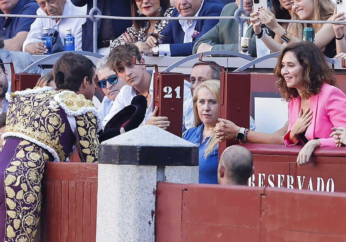 El Juli brindando a Díaz Ayuso