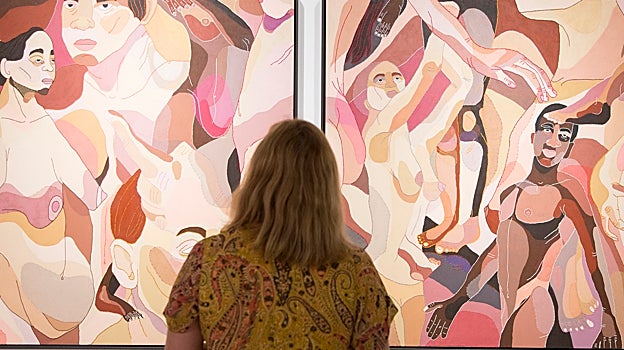 Una mujer contempla obras de Fidalgo en La Térmica