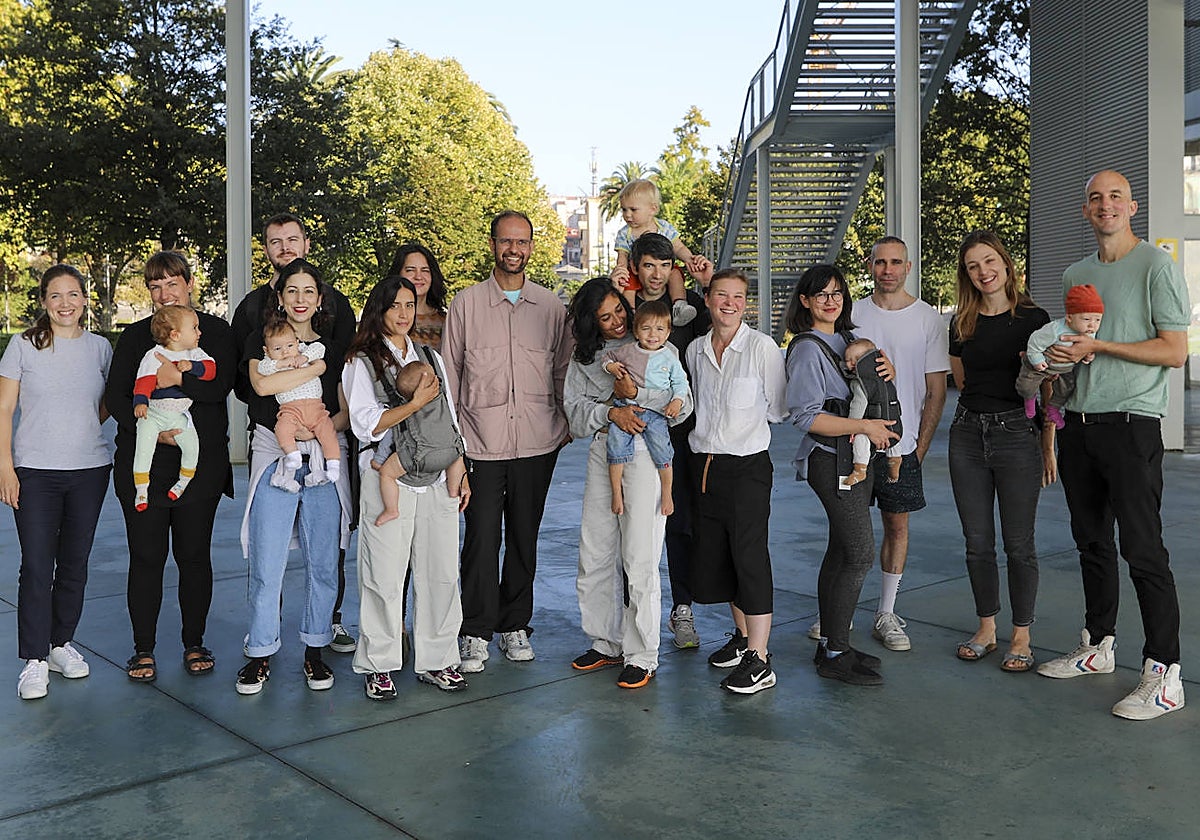 Tino Sehgal (en el centro), con las familias y los bebés que participan en su proyecto en Santander
