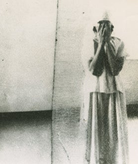 Imagen secundaria 2 - Arriba, 'Chateau Raray, Raray, France' (1985). Sobre estas líneas, 'Sin título. (Valentino Haute Couture)' y 'Sin título', de la serie 'Maquillaje'