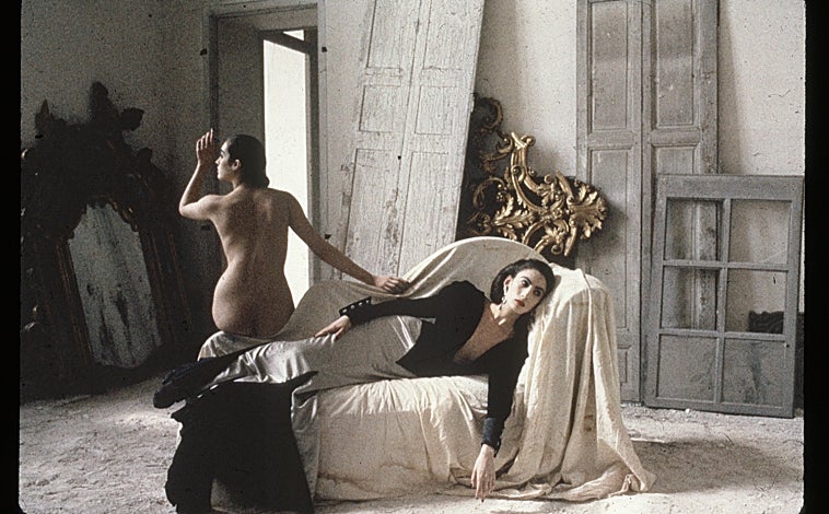 Imagen principal - Arriba, 'Chateau Raray, Raray, France' (1985). Sobre estas líneas, 'Sin título. (Valentino Haute Couture)' y 'Sin título', de la serie 'Maquillaje'