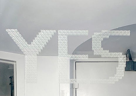 Imagen secundaria 1 - Arriba, 'Zyclus para bidones de agua o botellas', acción de Thomas Schmit. Sobre estas líneas, 'Yes/No' (1968), de Dick Higgins, y 'Hi-Yo Silver, el llanero Solitario', de Al Hansen