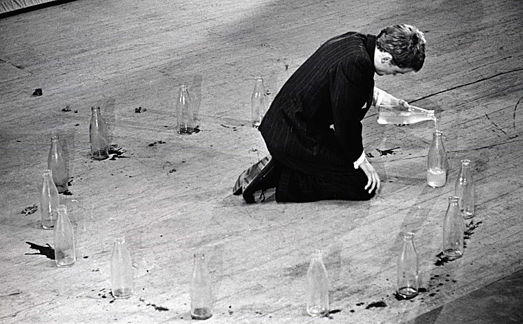 Imagen principal - Arriba, 'Zyclus para bidones de agua o botellas', acción de Thomas Schmit. Sobre estas líneas, 'Yes/No' (1968), de Dick Higgins, y 'Hi-Yo Silver, el llanero Solitario', de Al Hansen