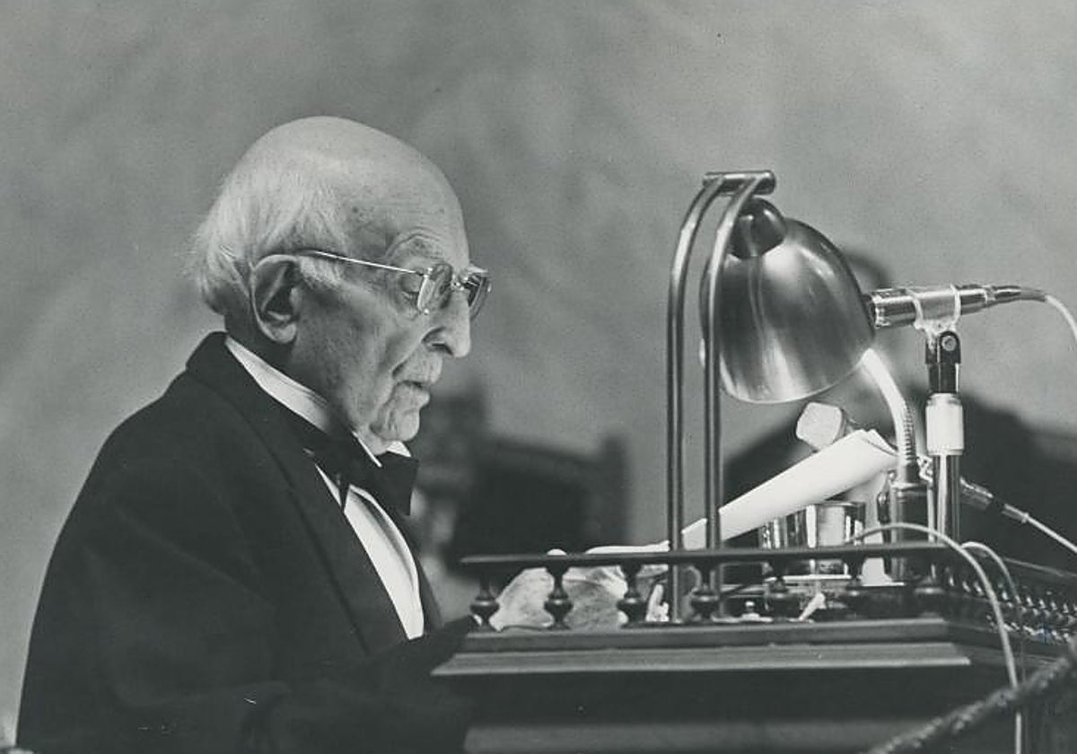 Madariaga leyendo su discurso de ingreso  en la RAE