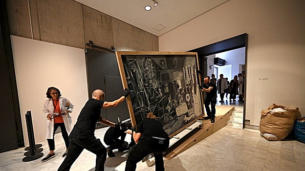 Un momento del traslado de la obra