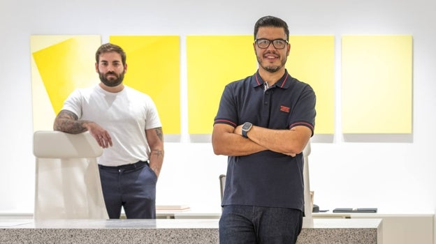 Christian Gundín (centro), creador de El Apartamento, y Luis Sicre (izquierda), su director en Madrid