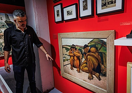 Imagen secundaria 1 - Sobre estas líneas, Pedro Felipe Hinestrosa señala una de las obras del conjunto. A la derecha, una de sus joyas: el 'Manifiesto antropófago' de Oswald de Andrade. Arriba, una de las salas  de la exposición dedicada al paisaje latinoamericano