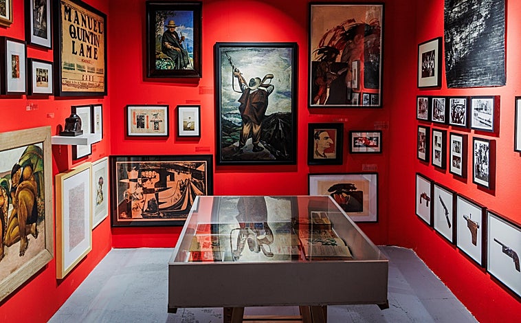 Imagen principal - Sobre estas líneas, Pedro Felipe Hinestrosa señala una de las obras del conjunto. A la derecha, una de sus joyas: el 'Manifiesto antropófago' de Oswald de Andrade. Arriba, una de las salas  de la exposición dedicada al paisaje latinoamericano