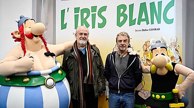 El dibujante Didier Conrad  posa junto al escritor Fabrice Caro (Fabcaro) y los personajes protagonistas de 'El lirio blanco'