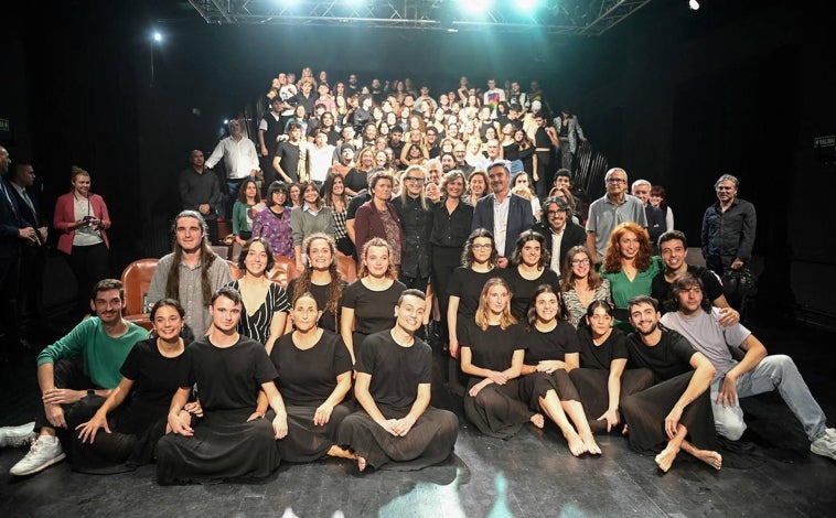 Imagen principal - Meryl Streep posó con los actores de la ESAD, habló con ellos y se emocionó