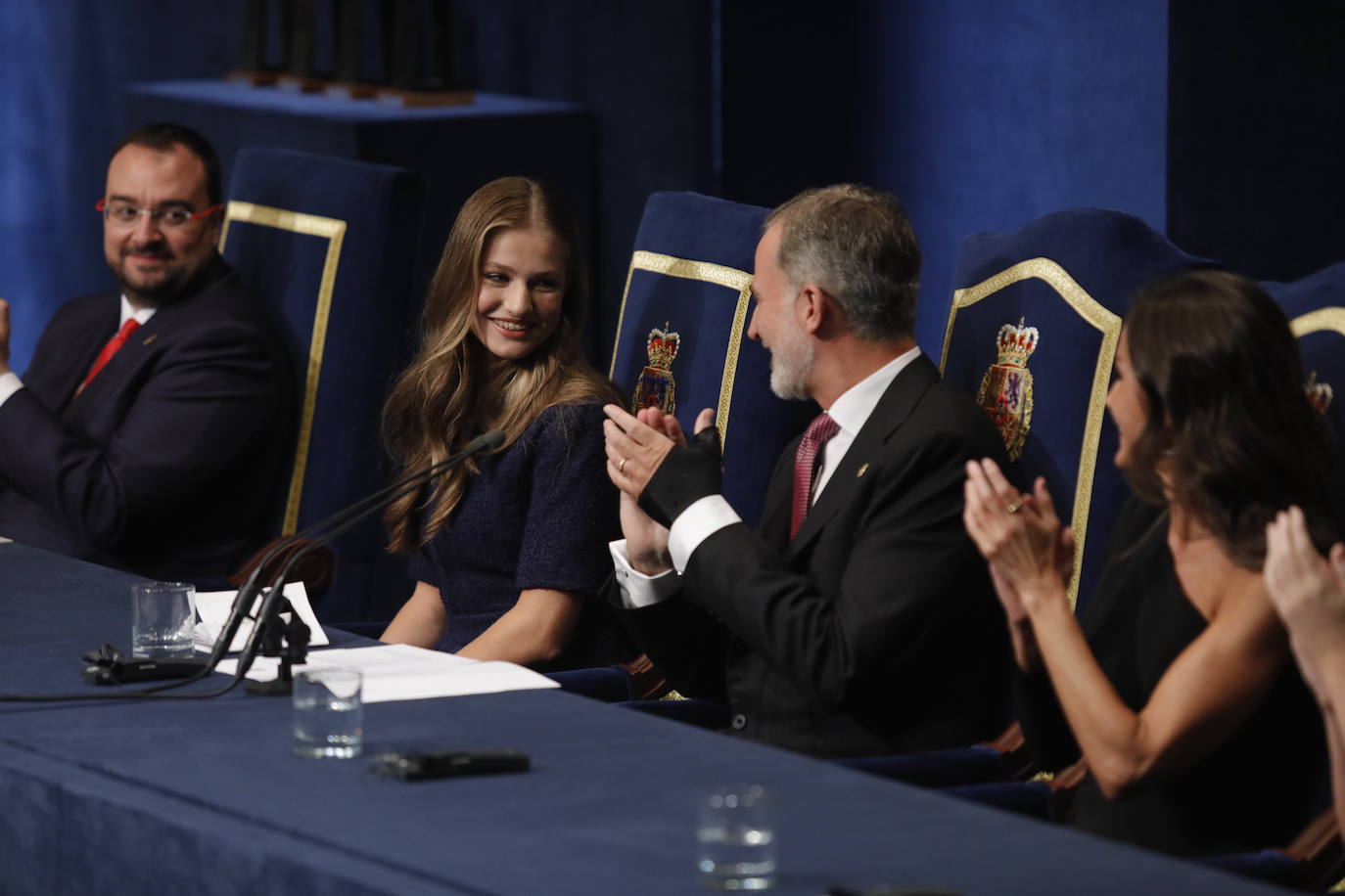 La Princesa de Asturias, aplaudida por los Reyes, la infanta Sofía y el presidente asturiano, Adrián Barbón