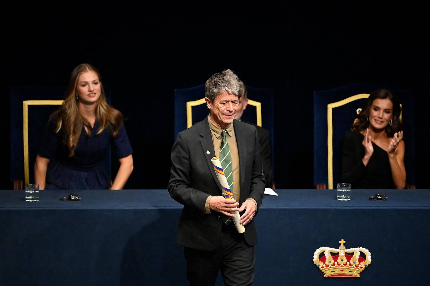 El escritor francés Emmanuel Carrere, hijo de Helene Carrere D'Encausse, recibe en nombre de su madre el Premio de Ciencias Sociales