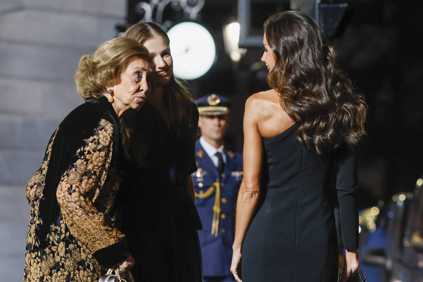 Doña Sofía y su nieta la infanta, con Doña Letizia