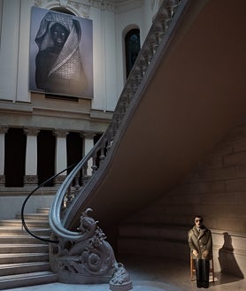 Imagen secundaria 2 - Arriba, obra de Leon Ferrari. Sobre estas líneas, estancia con piezas de Chuk Close que anteceden al vídeo de Yoshua Okón. A la derecha, escalera principal, bajo la que se sitúa una escultura de Equipo Crónica y en la que luce una fotografía de Zanele Muholi