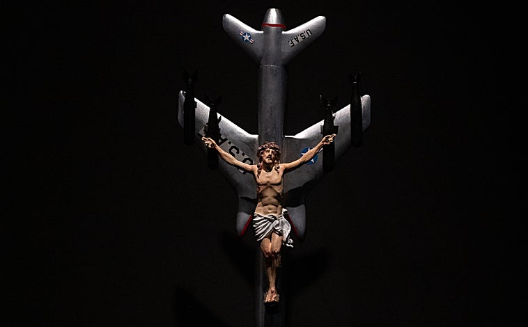 Imagen principal - Arriba, obra de Leon Ferrari. Sobre estas líneas, estancia con piezas de Chuk Close que anteceden al vídeo de Yoshua Okón. A la derecha, escalera principal, bajo la que se sitúa una escultura de Equipo Crónica y en la que luce una fotografía de Zanele Muholi