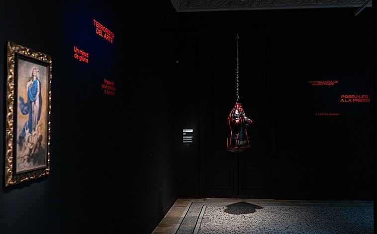 Imagen principal - Sobre estas líneas, detalle de 'Always Franco', de Eugenio Merino. A la derecha, 'Make America Great Again', de Ilma Gore. Arriba, estancia con las obras de Charo Corrales y Zoya Falkova