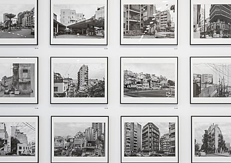 Imagen secundaria 1 - Sobre estas líneas, obras de Manolo Laguillo de su proyecto sobre Valladolid. A la derecha, montaje de 'La ocupación', de Cabello y Carceller. Arriba, obra principal de 'Pajarazos', de David Bestué