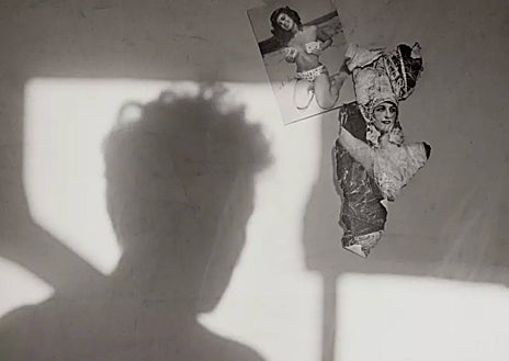 Imagen secundaria 1 - Arriba, 'Antes de dormir', de Lorena Ruiz Pellicero (Guinardó). Sobre estas líneas, 'Autorretrato' de Alberto García-Alix, en Carles Taché, e imagen de Cristina de Middel para This Book is True