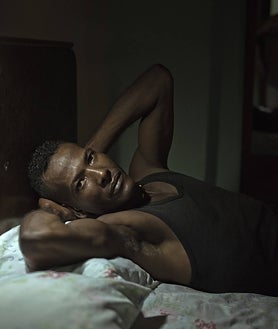 Imagen secundaria 2 - Arriba, 'Antes de dormir', de Lorena Ruiz Pellicero (Guinardó). Sobre estas líneas, 'Autorretrato' de Alberto García-Alix, en Carles Taché, e imagen de Cristina de Middel para This Book is True