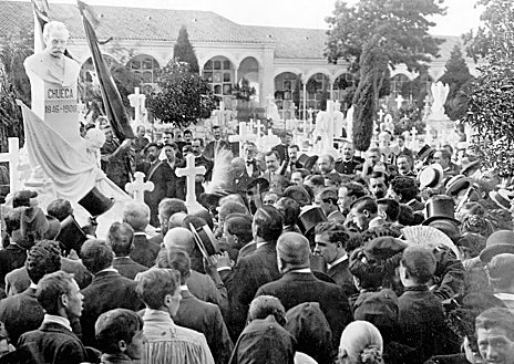 Imagen secundaria 1 - Abajo, inauguración del monumento funerario a Chueca en 1909 y un detalle de la tumba en la actualidad. Arriba, Paloma Contreras habla del Proyecto Azucarillos durante una visita a la Sacramental de San Justo.