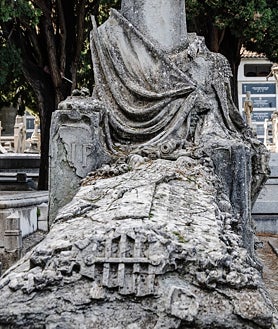 Imagen secundaria 2 - Abajo, inauguración del monumento funerario a Chueca en 1909 y un detalle de la tumba en la actualidad. Arriba, Paloma Contreras habla del Proyecto Azucarillos durante una visita a la Sacramental de San Justo.