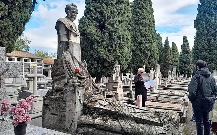 Imagen principal - Abajo, inauguración del monumento funerario a Chueca en 1909 y un detalle de la tumba en la actualidad. Arriba, Paloma Contreras habla del Proyecto Azucarillos durante una visita a la Sacramental de San Justo.